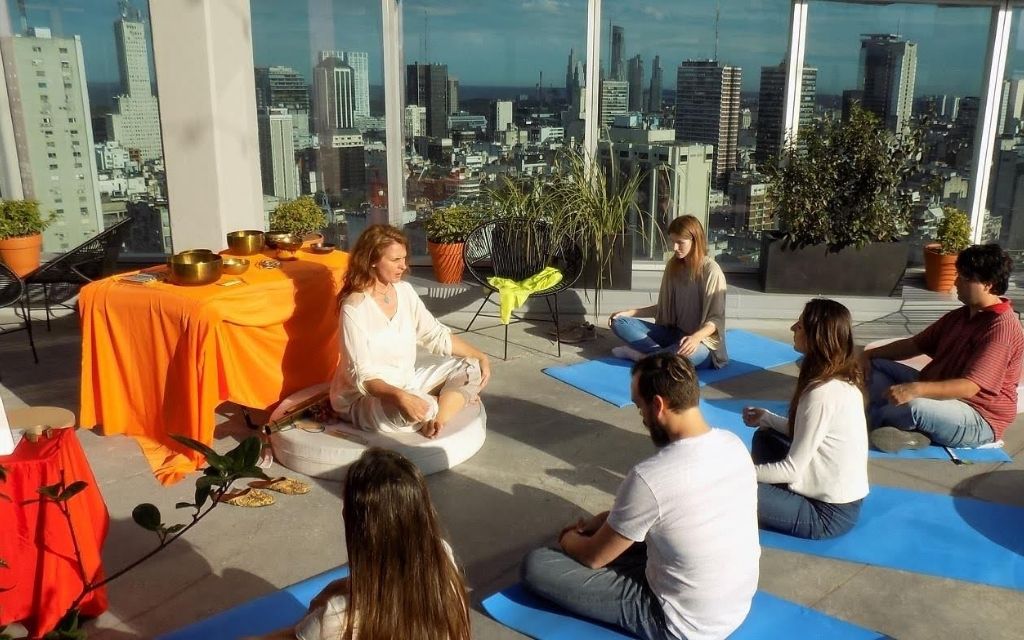 ¿CÓMO ES UNA MEDITACIÓN SONORA CON GONGS Y CUENCOS TIBETANOS?